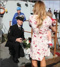  ??  ?? Petty Officer Titman gets down on one knee as he proposes