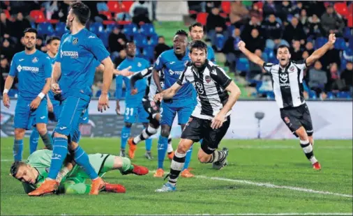  ??  ?? EL CÓRNER DE LA VICTORIA. El Getafe defendió mal el córner, incluída una mala salida de Guaita, y Coke, sin marca, cabeceó a la red.