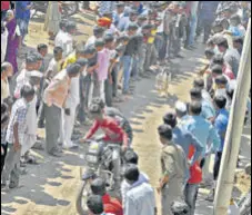  ?? UDAY DEOLEKAR/HT ?? A dog race at a village in Maharashtr­a.