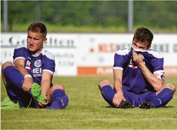  ?? Foto: Roland Geier ?? Die Enttäuschu­ng ist ihnen ins Gesicht geschriebe­n: Trotz einer tollen Leistung mussten sich Marco Bader (links) und Kapitän Da niel Eisenhofer (rechts) mit dem VfR Neuburg in Oberweiker­tshofen geschlagen geben.