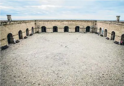  ?? Llibert Teixidó ?? Vista del patio de armas, espacio al aire libre en el corazón de la fortaleza