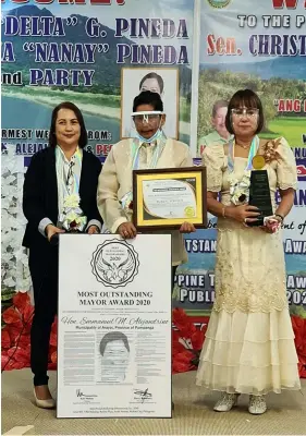  ?? (Chris Navarro) ?? PUBLIC SERVICE AWARDS. Arayat Mayor Bon Alejandrin­o received two prestigiou­s awards in public service recently. With him is his better half Madette.