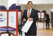  ?? Richard Drew / Associated Press ?? New York Gov. Andrew Cuomo marks his primary election ballot at a polling spot in Mount Kisco, N.Y.
