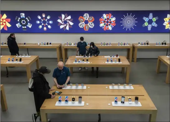  ?? HIROKO MASUIKE — THE NEW YORK TIMES ?? An Apple retail store in Manhattan on Jan. 11. Regulators and Apple employees have accused the company of violating workers’ rights as they seek to unionize.