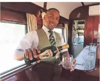  ??  ?? Barkeeper Elliott serviert Getränke im Salonwagen des Rovos Rail.