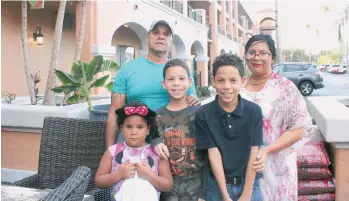  ?? MIGDALIA FERNÁNDEZ / LA PRENSA ?? La familia boricua de William Otero, Jaycary Skerctt , Yasir J. Millan, Jheyzen S. Millan y Jayshamile­inys Aracena viven en un hotel en el área de Orlando.