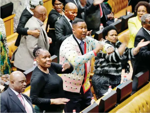  ?? Foto: AFP/Mark Wessels ?? Gehört offenbar nicht zu den ANC-Rebellen: Mandla Mandela, ANC-Mitglied und Enkelsohn von Nelson Mandela, feiert nach der Abstimmung.