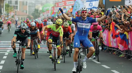  ??  ?? In Israele Elia Viviani alza le braccia sul traguardo di Tel Aviv dopo aver vinto la seconda tappa del Giro 101