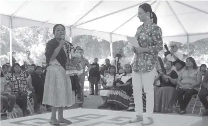  ?? CORTESÍA ?? La titular de la CDI, Nuvia Mayorga Delgado, en la entrega de apoyos a mujeres indígenas.