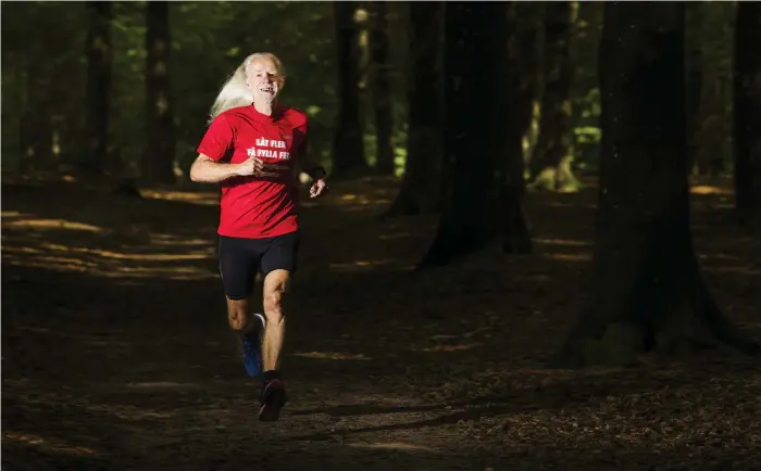  ?? Bild: ROGER LARSSON ?? LADDAD INFÖR 13:E MARAN. För åtta år sedan genomförde Håkan Jonsson maraton uppför Kilimanjar­o. Den gången sprang de som högst på 1200 meter över havet – men nu väntar nästan tre gånger så hög höjd i indiska delen av Tibet.