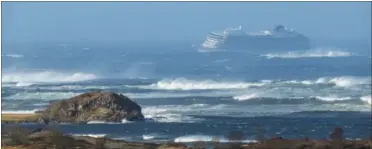  ?? FOTO: RITZAU SCANPIX ?? Viking Sky kæmper mod strøm og høje bølger bare 100 meter fra de farlige klipper, der kunne have udløst den store katastrofe.