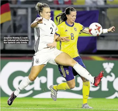  ??  ?? Josephine Henning (l.) sucht den Zwikampf mit Schwedens Star-Spielerin Lotta Schelin.