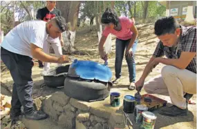  ??  ?? Productos. Macetas, tucanes, sofás y zapatos son algunos artículos que los jóvenes pueden elaborar a partir de llantas, los cuales pueden vender para obtener ingresos.