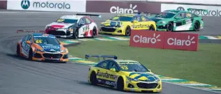  ??  ?? O português António Felix da Costa (carro 13) foi o primeiro europeu a vencer uma etapa regular da Stock Car