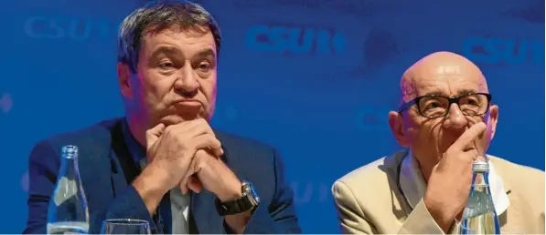  ?? Archivfoto: Marcus Merk ?? Die Ermittlung­en gegen den Landtagsab­geordneten Alfred Sauter (rechts) werden auch für CSU‰CHEF Markus Söder (links) zum unkalkulie­rbaren Risiko.