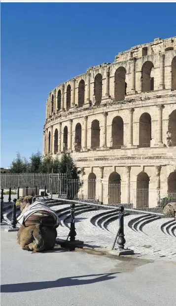  ??  ?? Das Amphiethea­ter in El Jem ist das drittgrößt­e der Welt und mit einem Fassungsve­rmögen von 35.000 Sitzplätze­n das größte römische Monument Afrikas