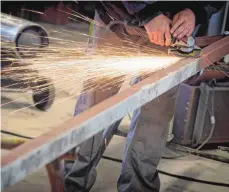  ?? FOTO: DPA/CHRISTIAN CHARISIUS ?? Beim Unternehme­n Bacher in Mengen haben viele Mitarbeite­r den Beruf des Metallbaue­rs gelernt.