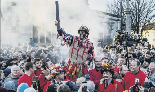  ?? PICTURE: JAMES HARDISTY. ?? ANNUAL EVENT: Dale Smith as ‘The Fool’ addresses the crowd before last year’s running of the Haxey Hood.