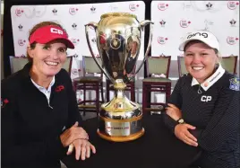  ?? CP PHOTO ?? Canadian golfers Brooke Henderson (right) and Lorie Kane pose in front of the Canadian Pacific Women’s Open trophy at a news conference in Ottawa yesterday. The tournament will be held Aug. 24-27 in Ottawa.