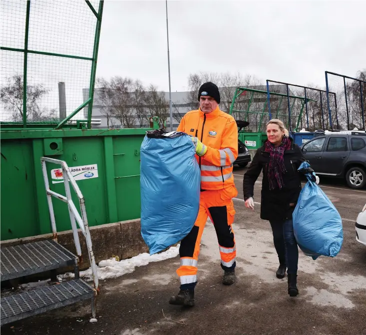  ??  ?? FULLT UPP. Lena Höglander besöker återvinnin­gscentrale­n minst två gånger i månaden. Här får hon hjälp av Christer Larsson som har arbetat på Östra Hamnvägens återvinnin­gscentral i elva år. Han tror att inpasserin­gssystemet kommer gynna dem som betalar...