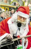  ??  ?? In seinem Element: Das Oldenburge­r Original Waldemar als musizieren­der Weihnachts­mann