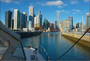  ??  ?? Chicago Downtown en vue ! On distingue dans l’axe du canal le vieux DuSable Bridge et la Trump tower.