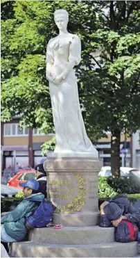  ?? BILD: SN/APA/EPA/BARBARA GINDL ?? Eine kleine Pause vor dem sechs Kilometer langen Fußmarsch zur Grenze.