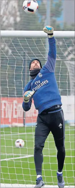  ??  ?? EN FORMA. Casilla, a tope en el entrenamie­nto de ayer.