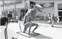  ??  ?? La mañana de ayer fue colocado un alebrije monumental sobre la avenida Constituci­ón del 57, en el municipio de Jojutla, en homenaje a las víctimas del sismo del 19 de septiembre de 2017.