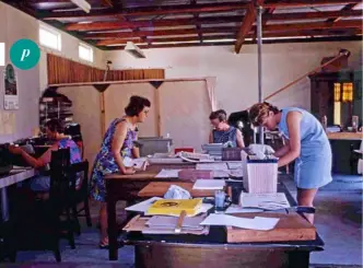  ?? PHOTO: CONTRIBUTE­D ?? ABOVE: Noosa News staff working in the Tewantin studio in 1969.