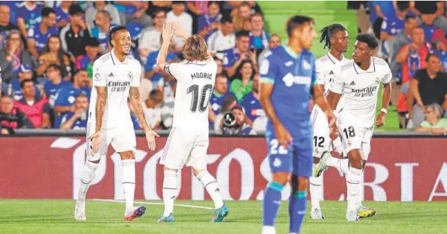  ?? // EP ?? Militao celebra con Modric el tanto que dio la victoria al Real Madrid