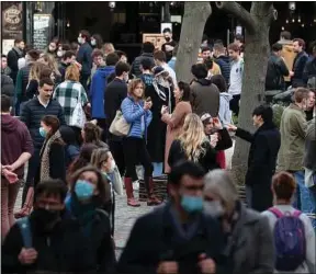  ??  ?? Environ un Français sur trois estime que l’exécutif gère bien la crise sanitaire.