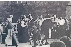  ?? FOTO: JKÖ (ARCHIV) ?? Ein Szenenbild aus der Aufführung des Theaterstü­cks „Der Kurfürst von Hückeswage­n“aus dem Jahr 1985.