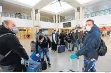  ?? PASCUAL ?? Turistas en el aeropuerto de Jerez el pasado mes de febrero.