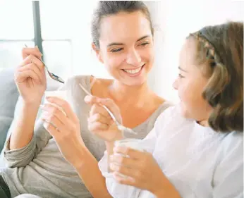  ??  ?? Postres de yogurt. Pueden degustarse agradablem­ente, permiten descubrir nuevos sabores y texturas, son fáciles de preparar y endulzan la vida.