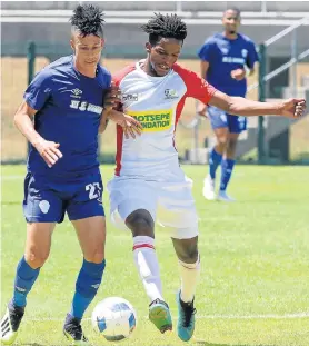  ?? Picture: BRIAN WITBOOI ?? ON THE CHARGE: Gregory Damons of Peace Makers, left, is challenged by Banele Gale of Bizana Pondo Chiefs during their ABC Motsepe soccer league fixture at the Wolfson Stadium in KwaZakhele