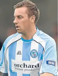  ??  ?? Scott Lochhead, left, has joined Forfar on loan, while Barry Sellars is the new Loons assistant boss.