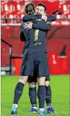  ??  ?? Mensaje. Messi y Griezmann se abrazan mostrando que ya no hay problemas.