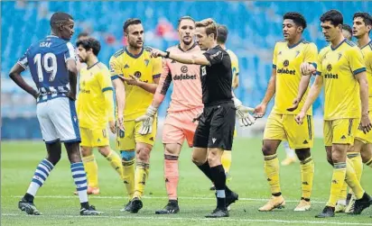  ?? FOTO: GETTY ?? El árbitro Pizarro Gómez, en el momento de señalar penalti contra el Cádiz en el polémico duelo del pasado domingo ante la Real