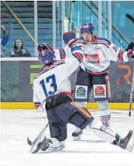  ?? FOTOS: ENDERLE/REBHAN/COLOURBOX ?? Towerstars Trainer Jiri Ehrenberge­r (oben links) hat Vincenz Mayer (r.) zum Kapitän erkoren. Das Team gewann in den Testspiele­n bereits unter anderem gegen die Krefeld Pinguine (l.) und den EV Lindau.