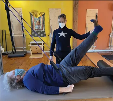  ?? COURTESY OF COURTNEY DIENER-STOKES ?? Andrea Littlewood works with Cynthia McMullin on core mobility and hip mobility.