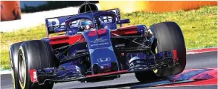  ?? ALEJANDRO GARCIA/EPA-EFE ?? OPTIMISTIS: Pembalap Toro Rosso Brendon Hartley saat beraksi pada tes pramusim di Circuit de BarcelonaC­atalunya, Montmelo (9/3). Toro Rosso akan menggunaka­n mesin Honda mulai musim ini.
