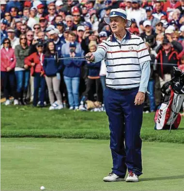  ?? Fotos: dpa ?? Bill Murray beim Ryder Cup 2016 auf dem Gelände des Hazeltine National Golf Club. Murray, der heute seinen 70. Geburtstag feiert, macht seinem Ruf als Hollywood-Witzbold und Sonderling alle Ehre.