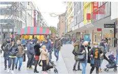  ?? FOTO: BECKERBRED­EL ?? Verkaufsof­fener Sonntag als Besucherma­gnet: Am ersten Advent galt nicht nur in der Saarbrücke­r Bahnhofstr­aße die erweiterte Maskenpfli­cht.