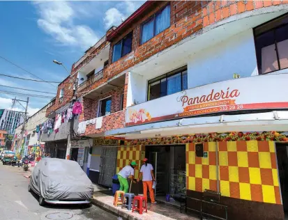  ?? FOTO MANUEL SALDARRIAG­A ?? Al Barrio Colombia aún le quedan casas, en medio de empresas y comercio. Hay preocupaci­ón, porque con el plan parcial no saben cómo quedará organizado el sector.