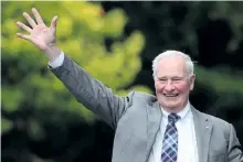  ?? SEAN KILPATRICK/THE CANADIAN PRESS ?? Governor General David Johnston waves as he leaves following a ceremonial tree planting to commemorat­e the end of his mandate at Rideau Hall in Ottawa on Thursday.