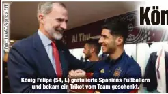  ?? ?? König Felipe (54, l.) gratuliert­e Spaniens Fußballern und bekam ein Trikot vom Team geschenkt.