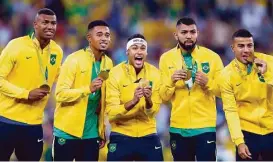  ?? Andre Penner / AP ?? Neymar (en el centro) celebra junto a sus compañeros de equipo luego de ganar la medalla de oro tras vencer a Alemania en definición por penales en la final.