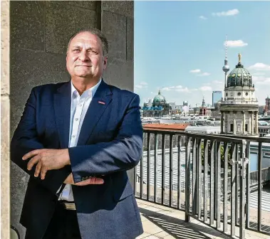  ?? FOTO: RETO KLAR ?? Handwerksp­räsident Hans Peter Wollseifer auf der Dachterras­se des „Hauses des Handwerks“in Berlin-Mitte.