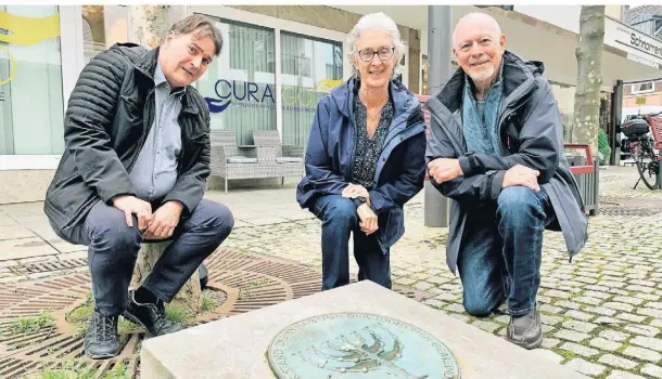  ?? FOTO: WILP ?? Ron Cohen und Patti Hill mit Ulrich Herlitz auf dem Synagogenp­latz in Grevenbroi­ch, dort stand einst das jüdische Bethaus.